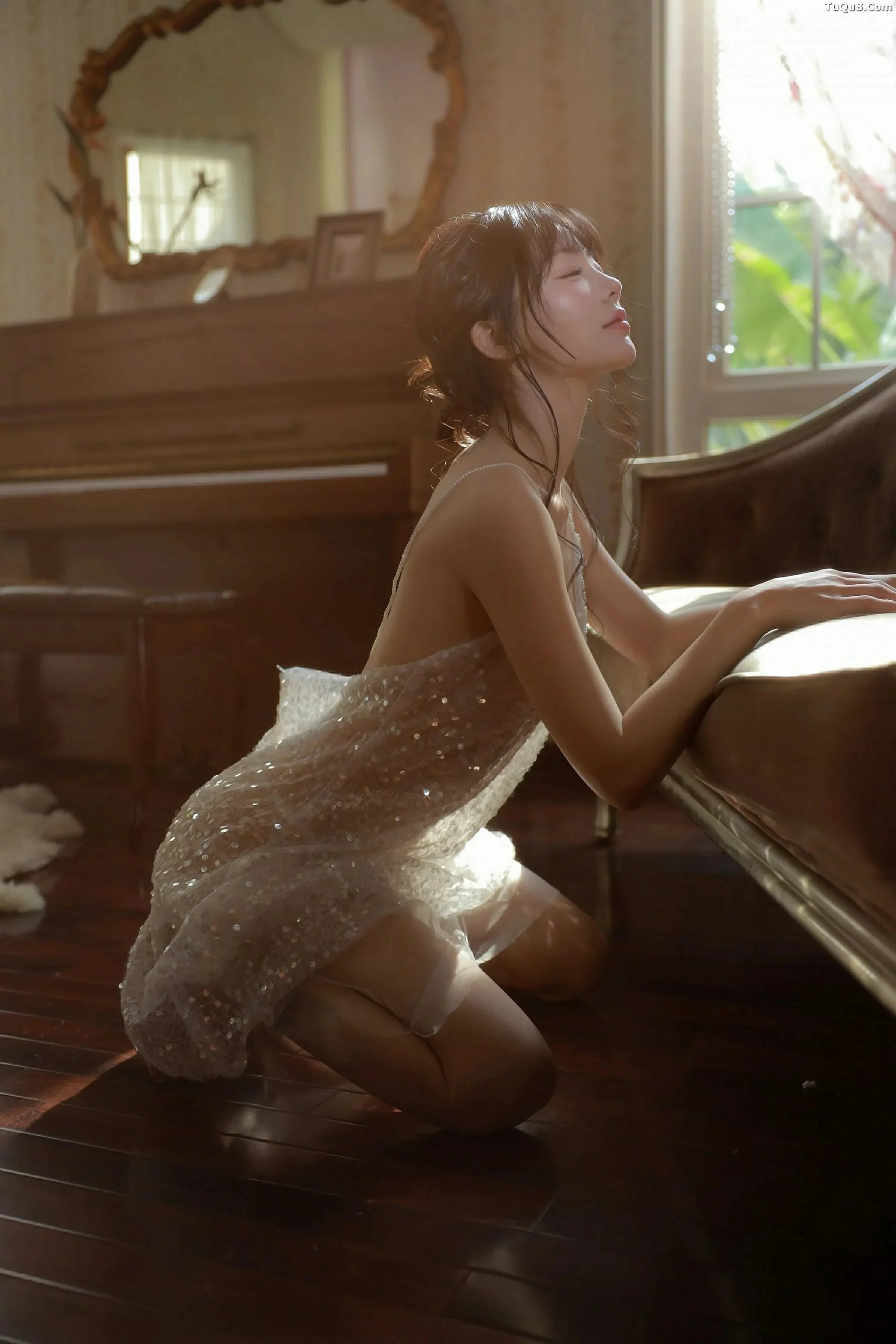 佘贝拉  [XiuRen]高清写真图 2025.09.24 No.10799 佘贝拉Bella 连衣短裙第28张图片