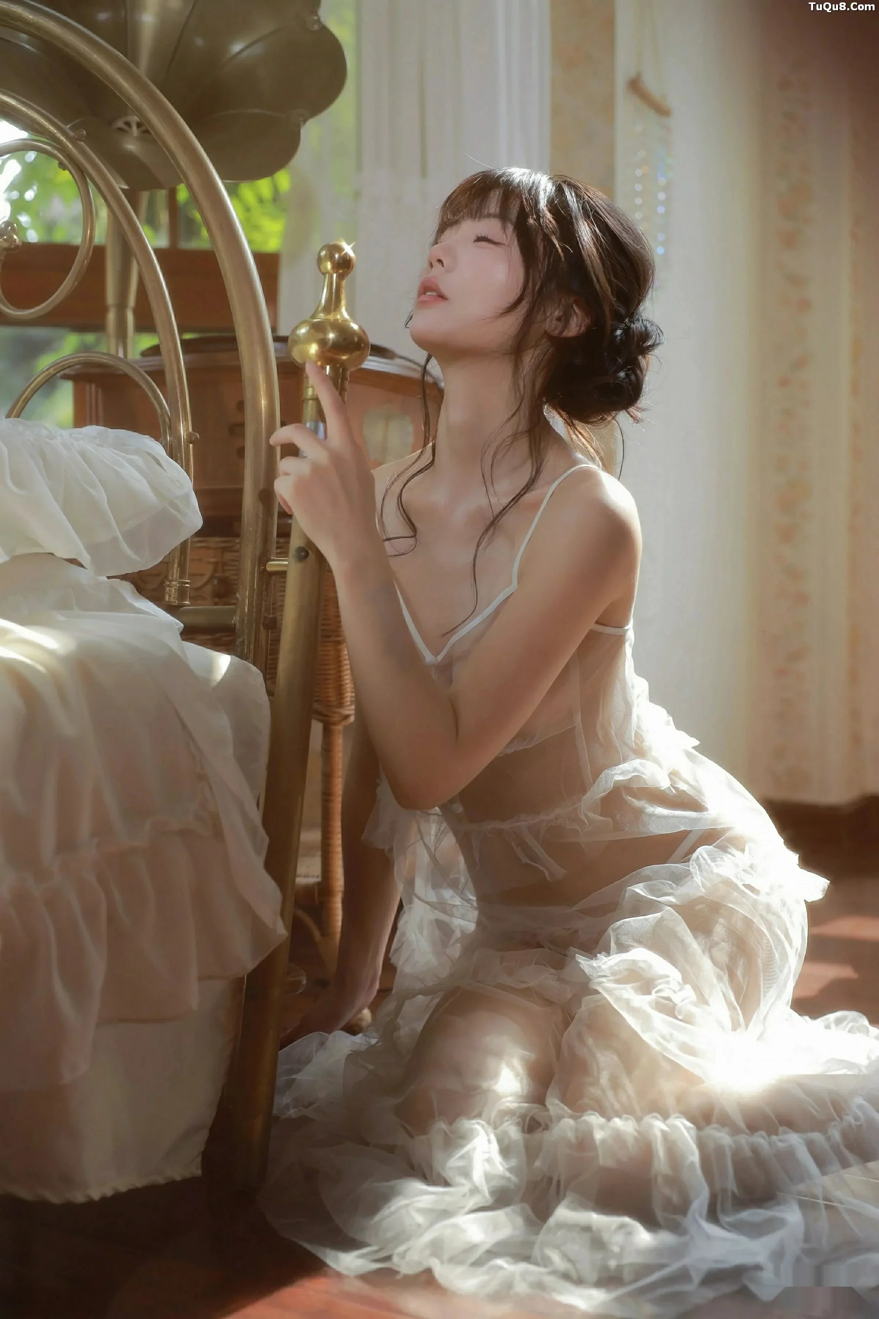 佘贝拉  [XiuRen]高清写真图 2025.09.24 No.10799 佘贝拉Bella 连衣短裙第31张图片