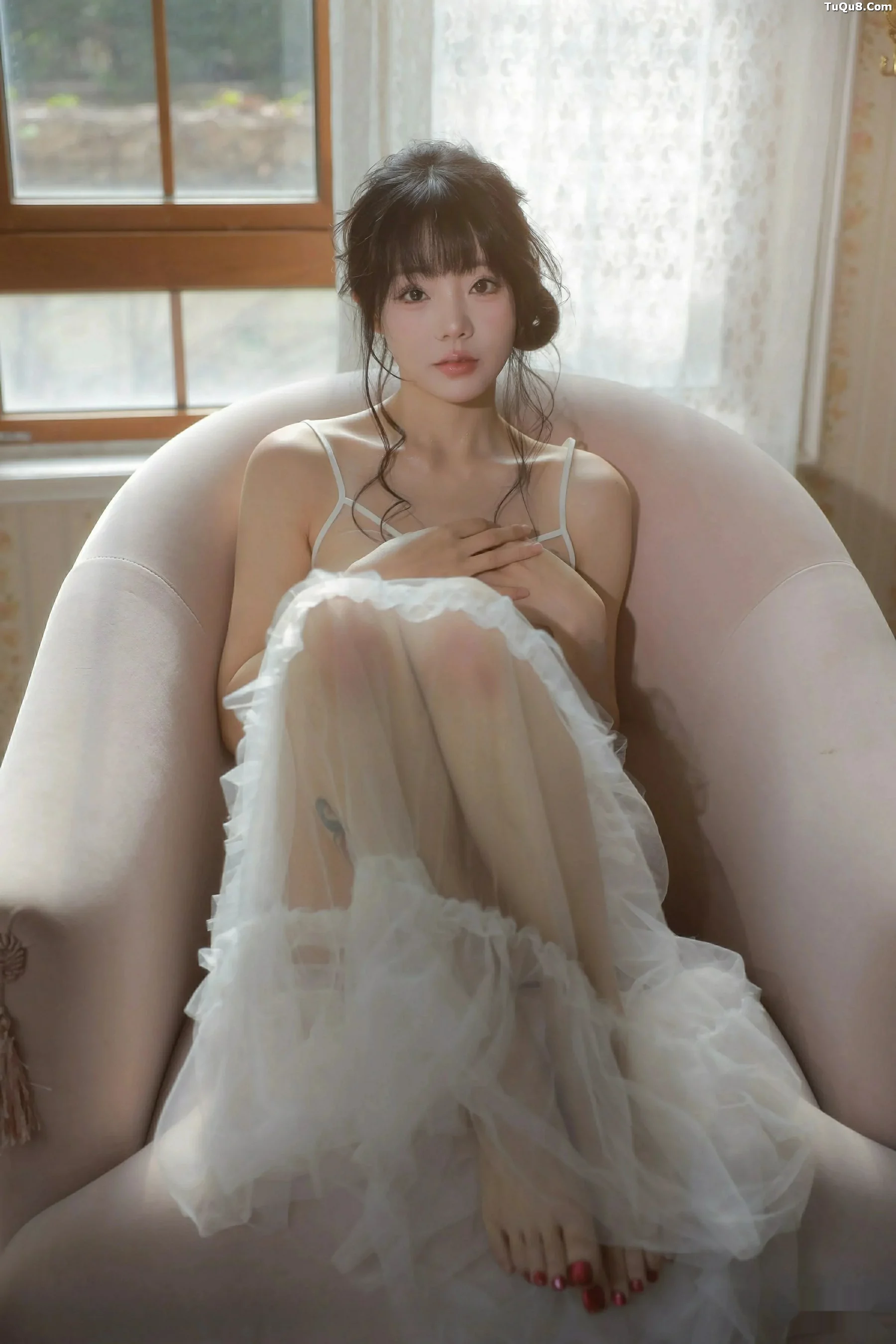 佘贝拉  [XiuRen]高清写真图 2025.09.24 No.10799 佘贝拉Bella 连衣短裙第33张图片