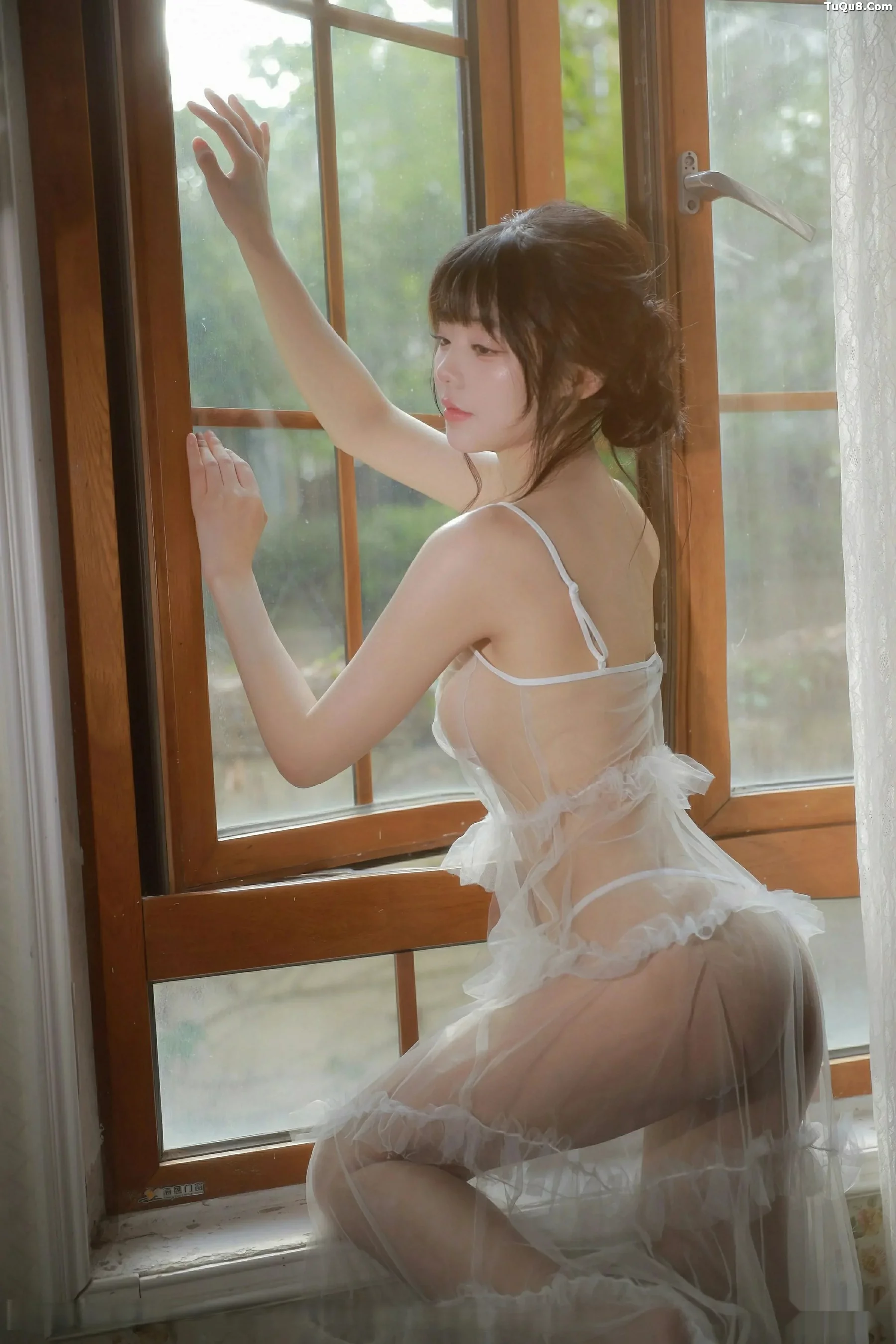 佘贝拉  [XiuRen]高清写真图 2025.09.24 No.10799 佘贝拉Bella 连衣短裙第42张图片