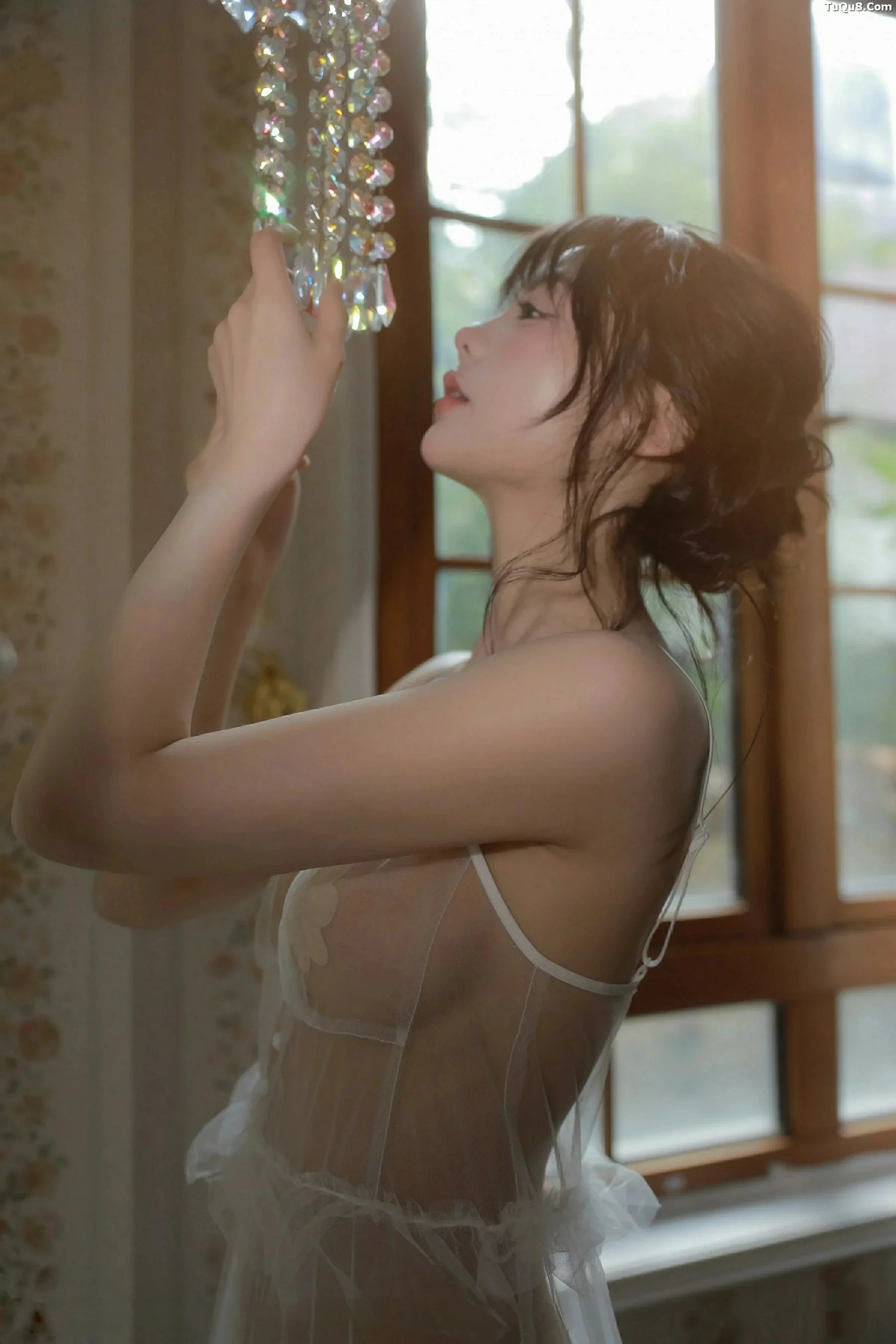 佘贝拉  [XiuRen]高清写真图 2025.09.24 No.10799 佘贝拉Bella 连衣短裙第44张图片