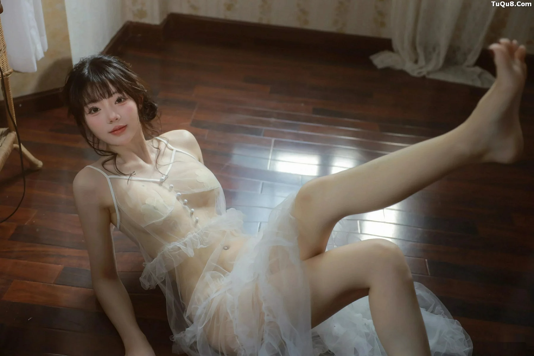 佘贝拉  [XiuRen]高清写真图 2025.09.24 No.10799 佘贝拉Bella 连衣短裙第45张图片