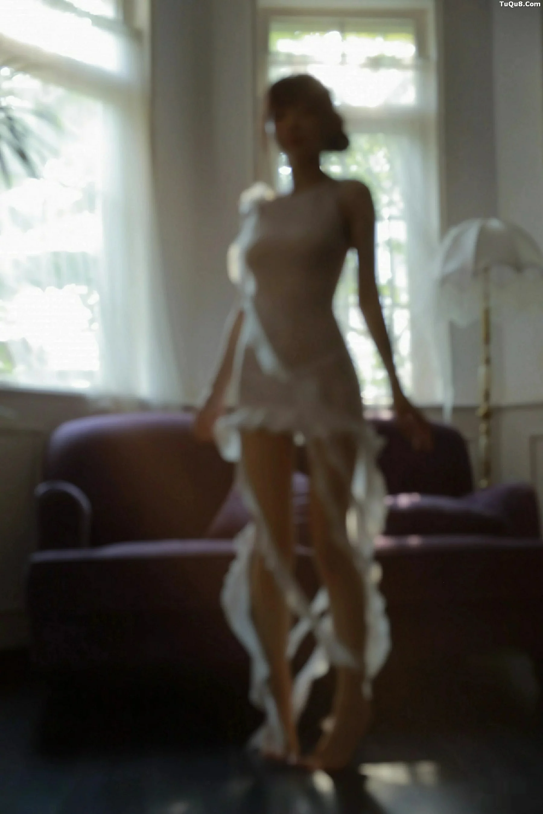 佘贝拉  [XiuRen]高清写真图 2025.09.24 No.10799 佘贝拉Bella 连衣短裙第47张图片