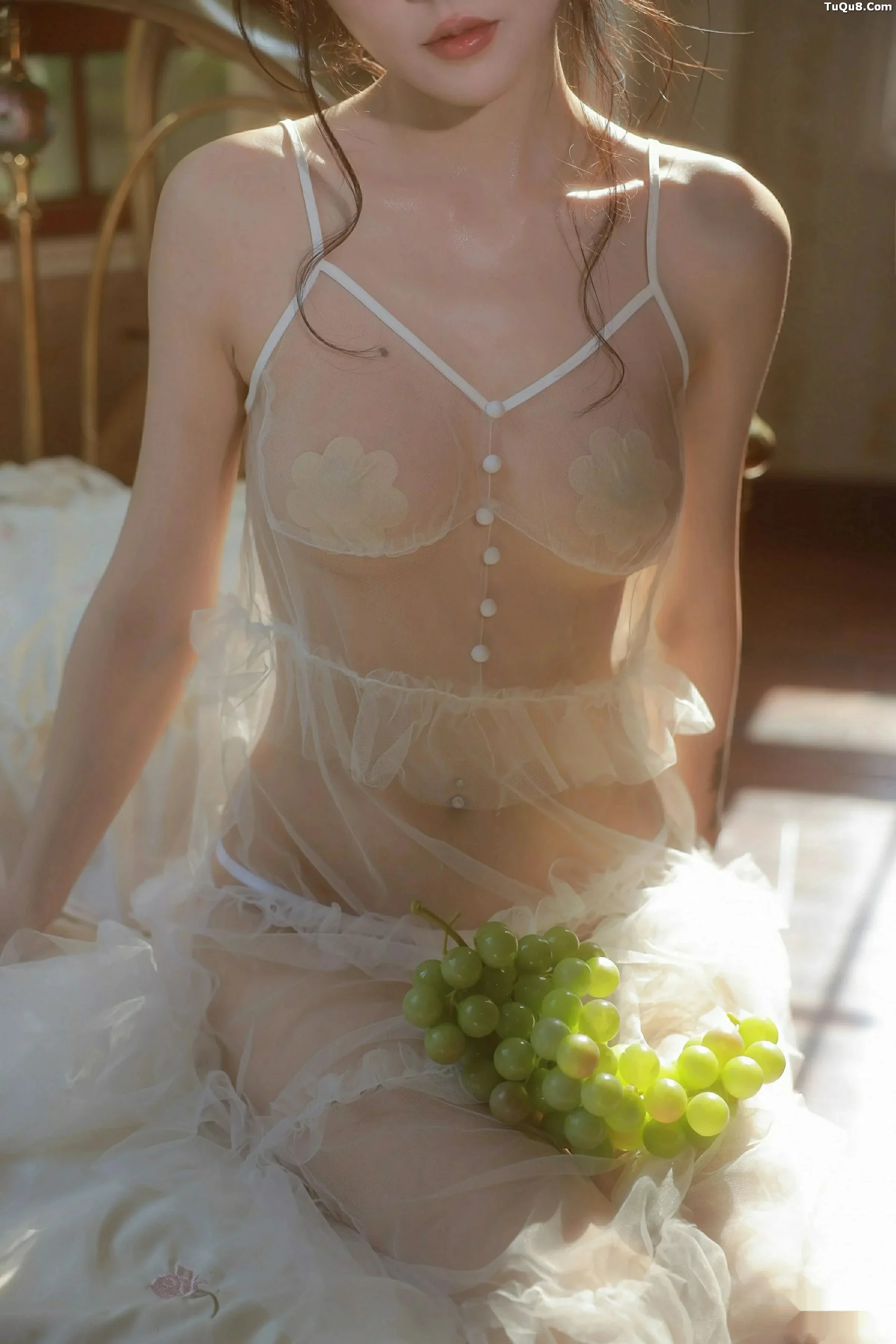 佘贝拉  [XiuRen]高清写真图 2025.09.24 No.10799 佘贝拉Bella 连衣短裙第50张图片