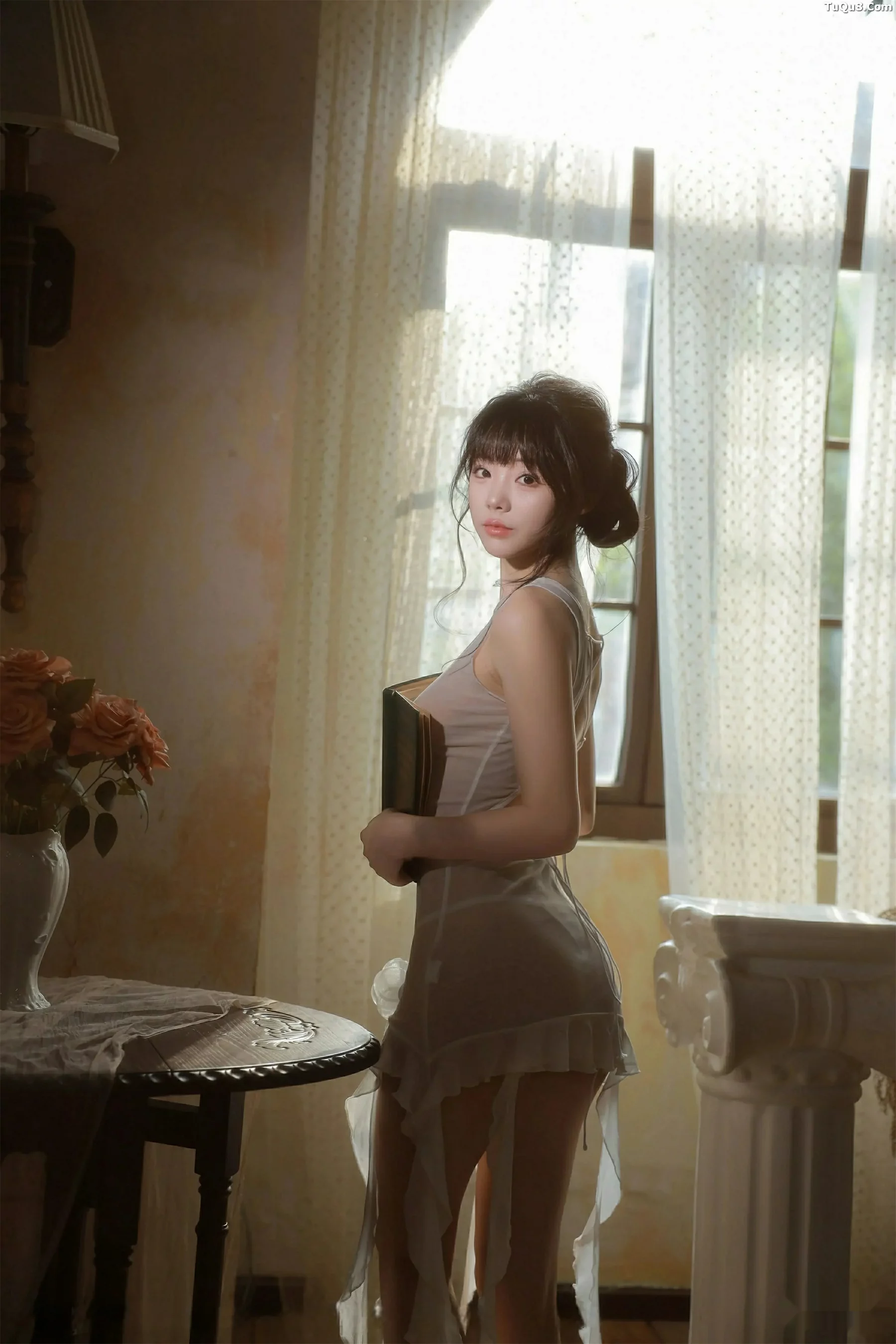 佘贝拉  [XiuRen]高清写真图 2025.09.24 No.10799 佘贝拉Bella 连衣短裙第54张图片
