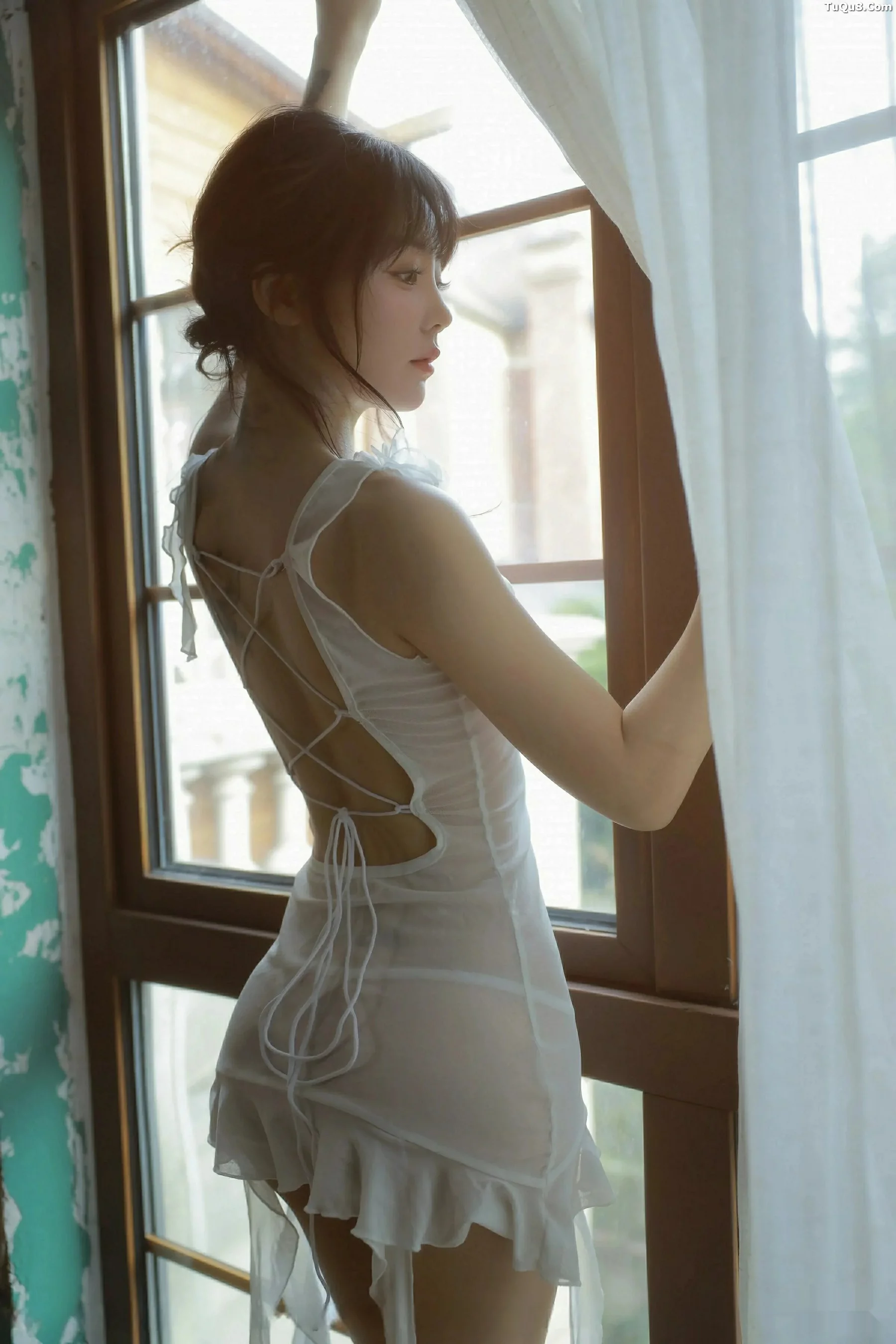 佘贝拉  [XiuRen]高清写真图 2025.09.24 No.10799 佘贝拉Bella 连衣短裙第56张图片