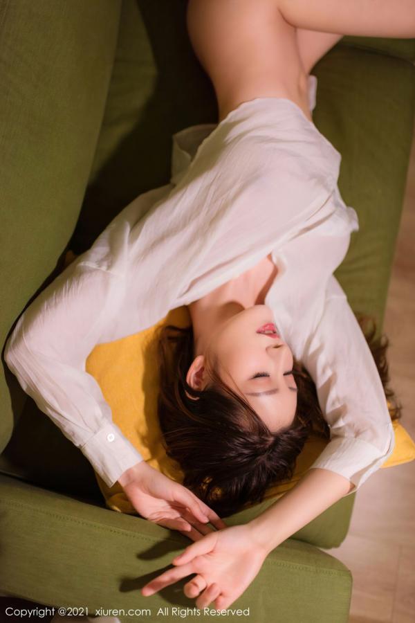 沈梦瑶  宅男女神沈梦瑶 慵懒的躺在沙发上第28张图片