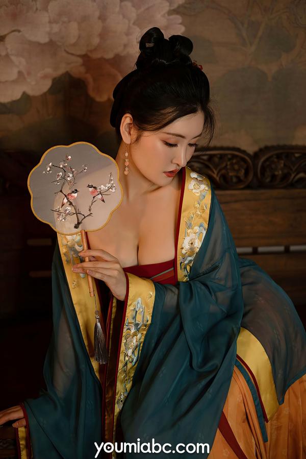 沈梦瑶   YouMi尤蜜-沈梦瑶-《夜话西窗烛》国风古典汉服私房：香肩半露，烛光摇曳，绝美身姿尽显东方极致诱惑第24张图片