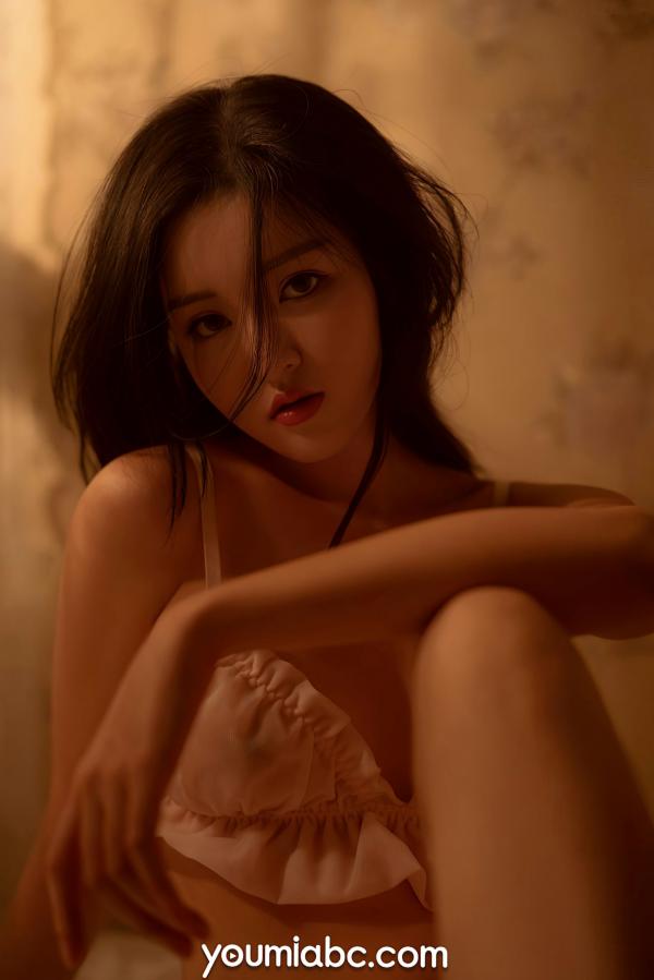 沈梦瑶   YouMi尤蜜-沈梦瑶-《浪漫进行式》私房室内写真，慵懒居家气质，曼妙曲线极致诱惑，无圣光大尺度艺术摄影第13张图片