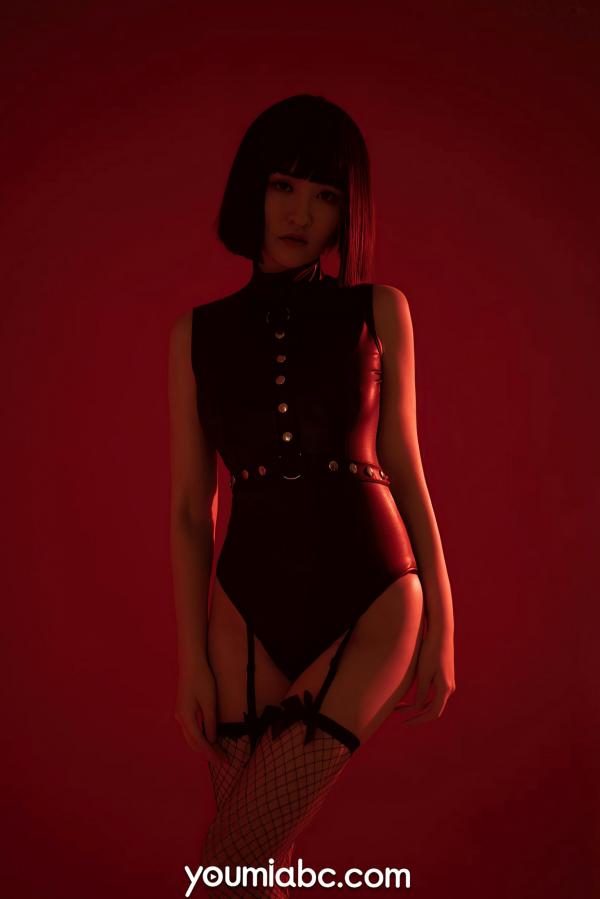 沈梦瑶   YouMi尤蜜：沈梦瑶《复仇女郎》— 魅惑红光暗调，冷艳黑色皮衣，极致性感大片第4张图片