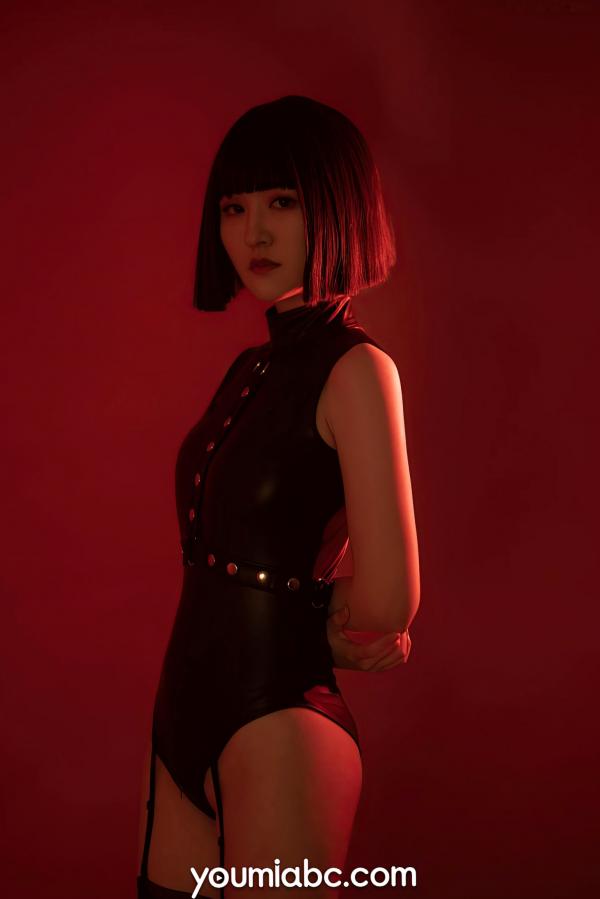 沈梦瑶   YouMi尤蜜：沈梦瑶《复仇女郎》— 魅惑红光暗调，冷艳黑色皮衣，极致性感大片第8张图片