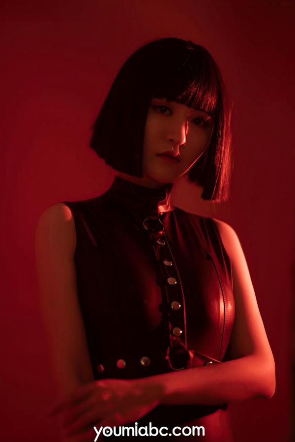 沈梦瑶   YouMi尤蜜：沈梦瑶《复仇女郎》— 魅惑红光暗调，冷艳黑色皮衣，极致性感大片第10张图片