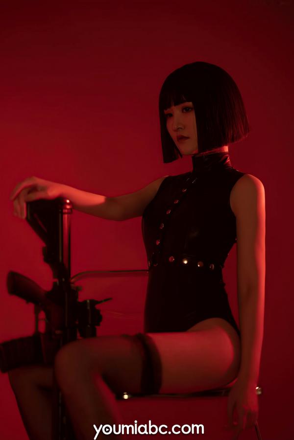 沈梦瑶   YouMi尤蜜：沈梦瑶《复仇女郎》— 魅惑红光暗调，冷艳黑色皮衣，极致性感大片第26张图片