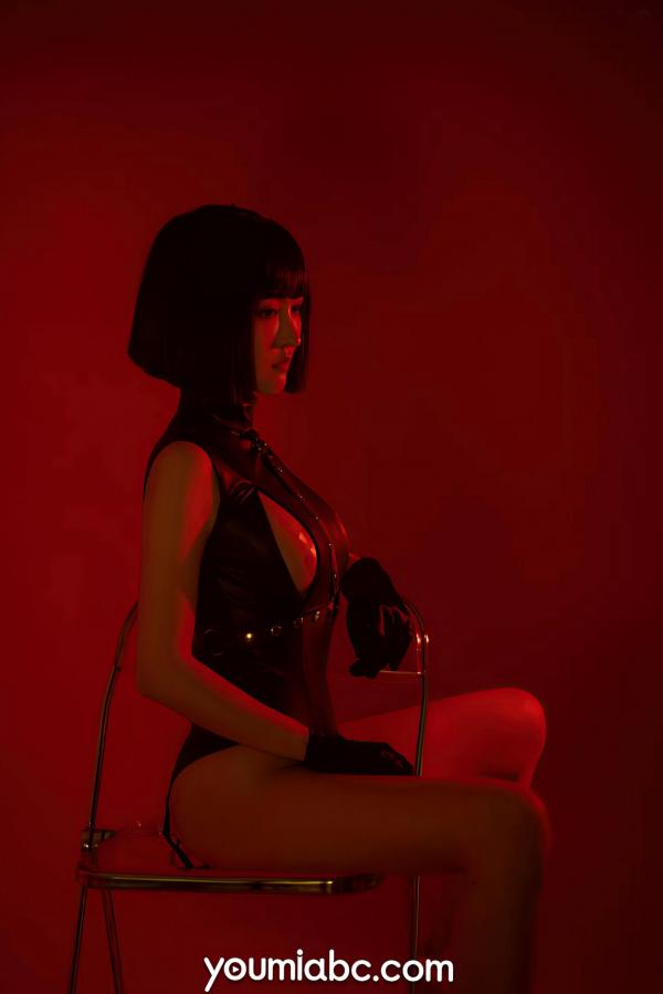 沈梦瑶   YouMi尤蜜：沈梦瑶《复仇女郎》— 魅惑红光暗调，冷艳黑色皮衣，极致性感大片第39张图片