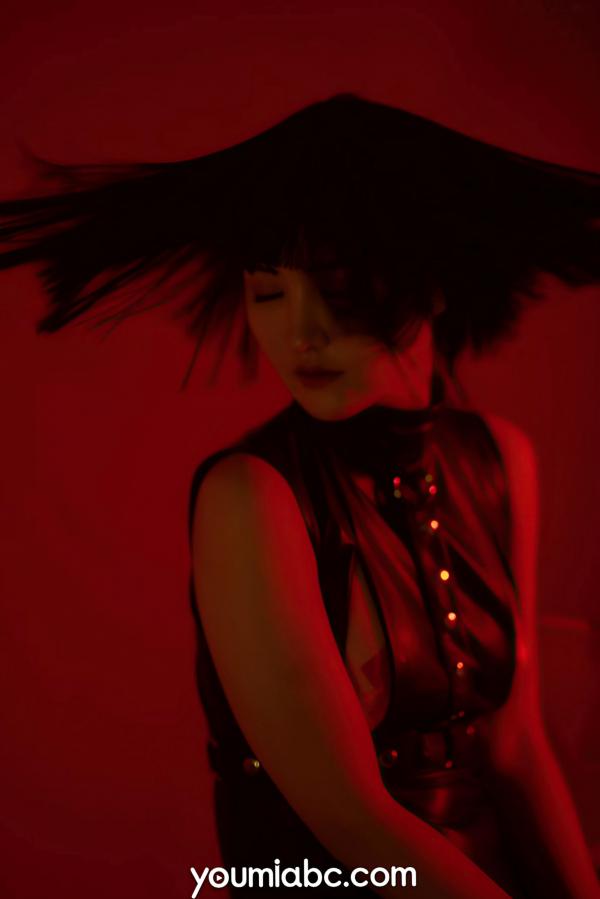 沈梦瑶   YouMi尤蜜：沈梦瑶《复仇女郎》— 魅惑红光暗调，冷艳黑色皮衣，极致性感大片第40张图片