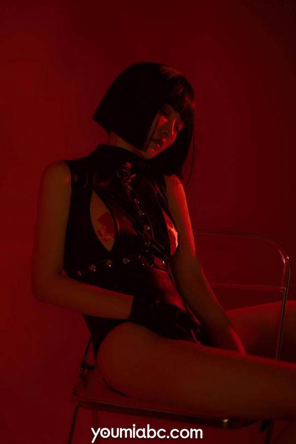 沈梦瑶   YouMi尤蜜：沈梦瑶《复仇女郎》— 魅惑红光暗调，冷艳黑色皮衣，极致性感大片第42张图片