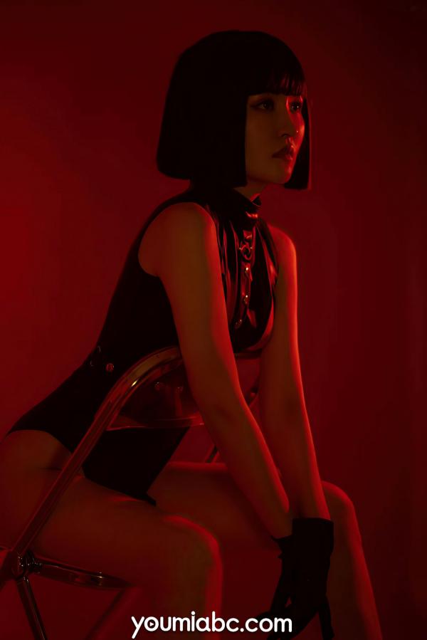 沈梦瑶   YouMi尤蜜：沈梦瑶《复仇女郎》— 魅惑红光暗调，冷艳黑色皮衣，极致性感大片第44张图片