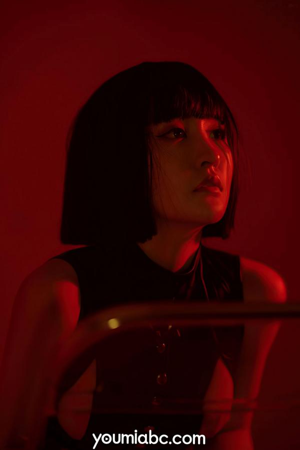 沈梦瑶   YouMi尤蜜：沈梦瑶《复仇女郎》— 魅惑红光暗调，冷艳黑色皮衣，极致性感大片第52张图片