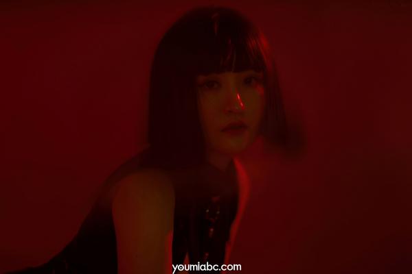 沈梦瑶   YouMi尤蜜：沈梦瑶《复仇女郎》— 魅惑红光暗调，冷艳黑色皮衣，极致性感大片第54张图片