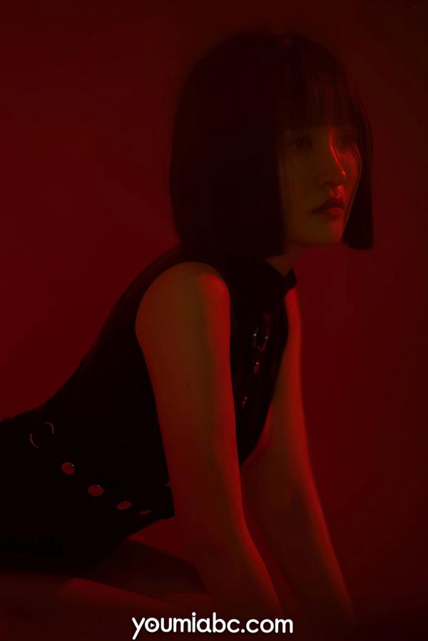 沈梦瑶   YouMi尤蜜：沈梦瑶《复仇女郎》— 魅惑红光暗调，冷艳黑色皮衣，极致性感大片第55张图片