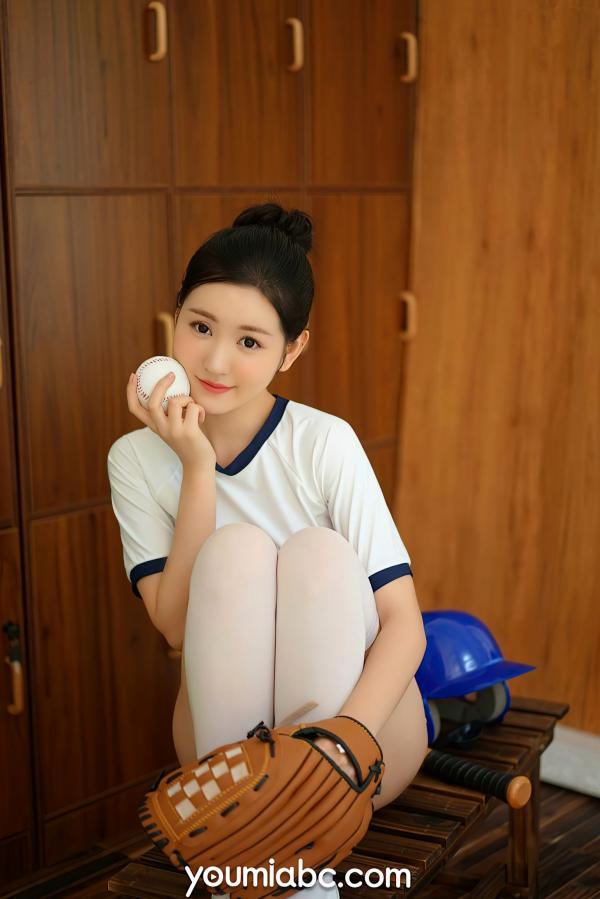 沈梦瑶   YouMi尤蜜 沈梦瑶《棒球少女心动signal》私房写真，青春运动风制服，白丝长腿纯欲动人，更衣室里的心动瞬间第5张图片