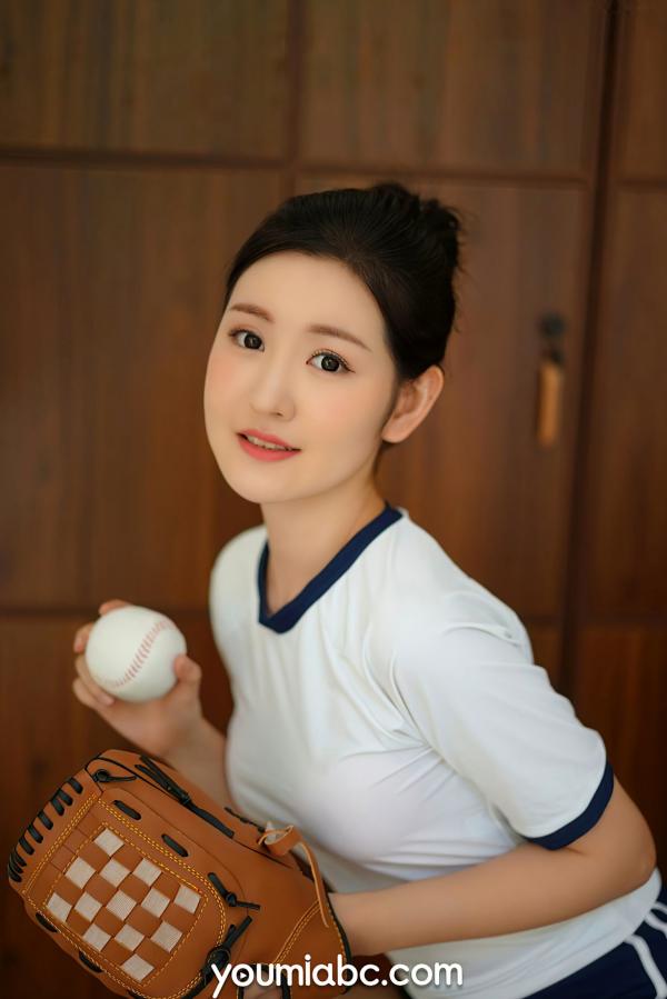 沈梦瑶   YouMi尤蜜 沈梦瑶《棒球少女心动signal》私房写真，青春运动风制服，白丝长腿纯欲动人，更衣室里的心动瞬间第8张图片