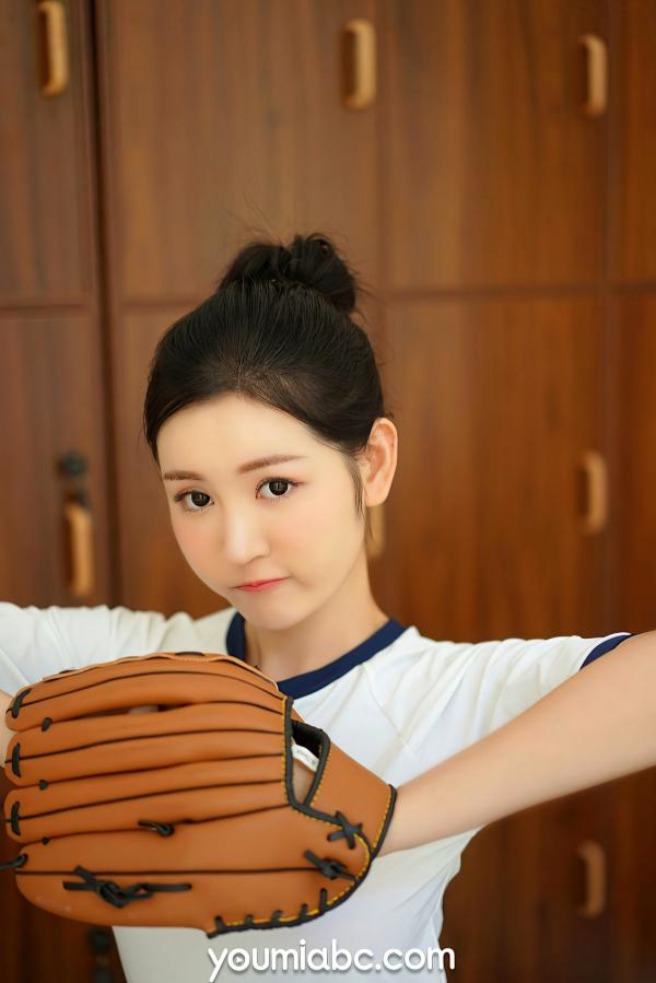 沈梦瑶   YouMi尤蜜 沈梦瑶《棒球少女心动signal》私房写真，青春运动风制服，白丝长腿纯欲动人，更衣室里的心动瞬间第9张图片