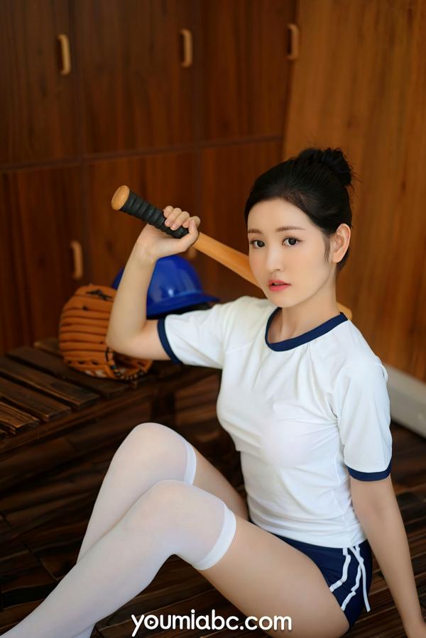 沈梦瑶   YouMi尤蜜 沈梦瑶《棒球少女心动signal》私房写真，青春运动风制服，白丝长腿纯欲动人，更衣室里的心动瞬间第10张图片