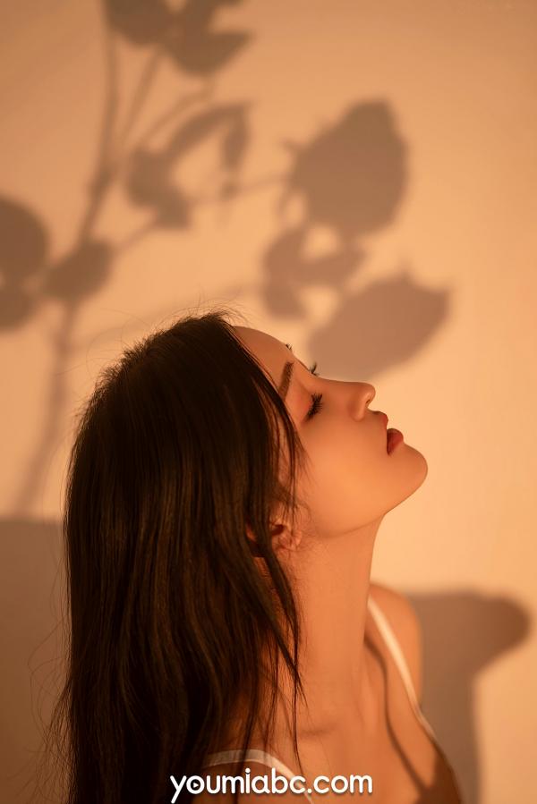 沈梦瑶   YouMi尤蜜-沈梦瑶《法式浪漫》纯白蕾丝内衣极致诱惑写真，唯美光影下的法式风情，无圣光大尺度唯美私房合集第26张图片