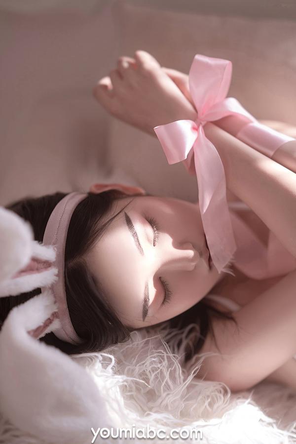 沈梦瑶   YouMi尤蜜-沈梦瑶-《粉梦兔》：甜美兔女郎私房制服诱惑，粉色丝带缠绕，尽显白嫩曲线与纯欲性感气质第23张图片