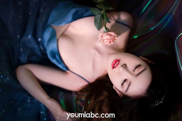沈梦瑶   YouMi尤蜜-2020.12.27-沈梦瑶《梦的花语》唯美私房写真，身穿吊带长裙与玫瑰花互动，展现性感极致诱惑，梦幻光影氛围十足第6张图片