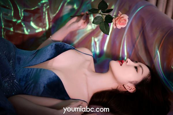 沈梦瑶   YouMi尤蜜-2020.12.27-沈梦瑶《梦的花语》唯美私房写真，身穿吊带长裙与玫瑰花互动，展现性感极致诱惑，梦幻光影氛围十足第23张图片