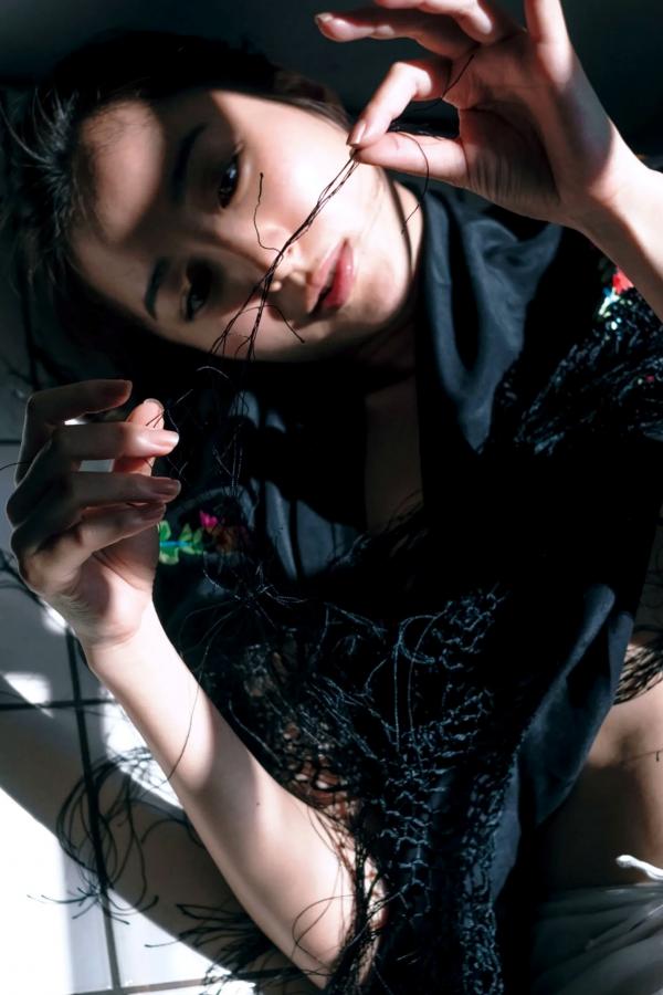 高田里穂 高田里穗 高田里穂《素描》写真：日本女神家居私房性感大片 展现慵懒诱惑美感第17张图片