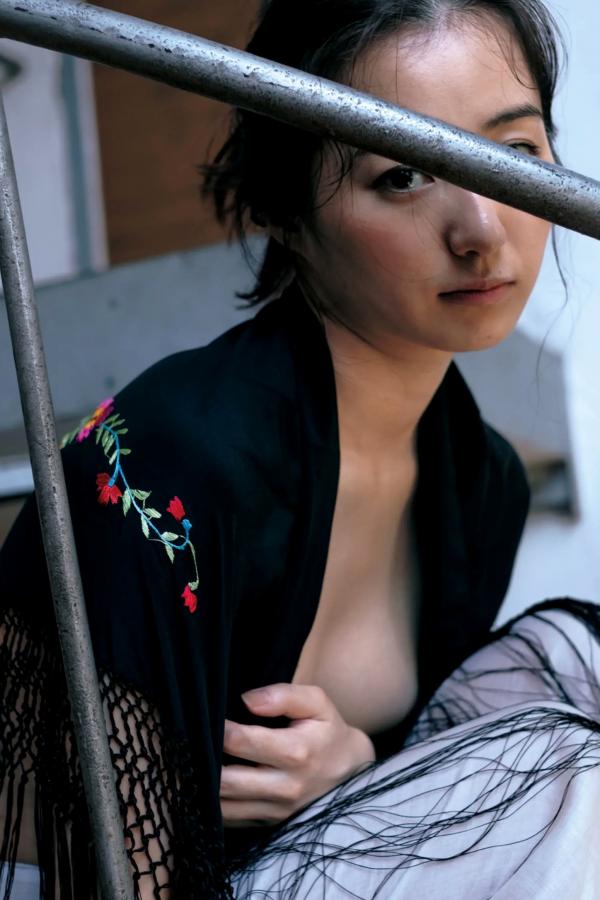 高田里穂 高田里穗 高田里穂《素描》写真：日本女神家居私房性感大片 展现慵懒诱惑美感第22张图片
