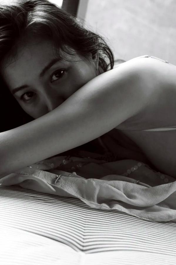 高田里穂 高田里穗 高田里穂《素描》写真：日本女神家居私房性感大片 展现慵懒诱惑美感第38张图片