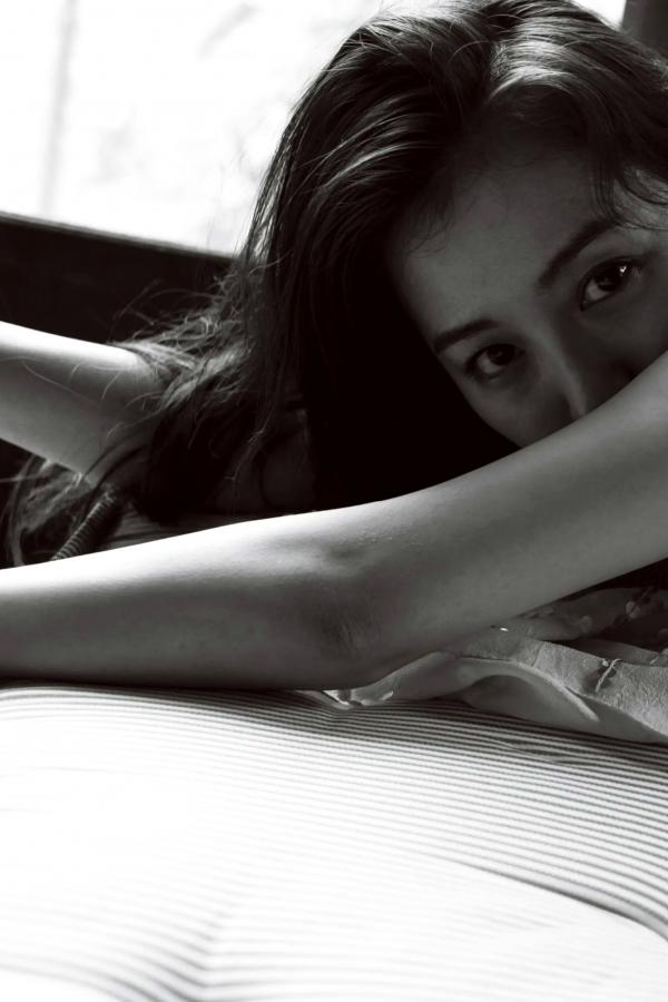 高田里穂 高田里穗 高田里穂《素描》写真：日本女神家居私房性感大片 展现慵懒诱惑美感第39张图片