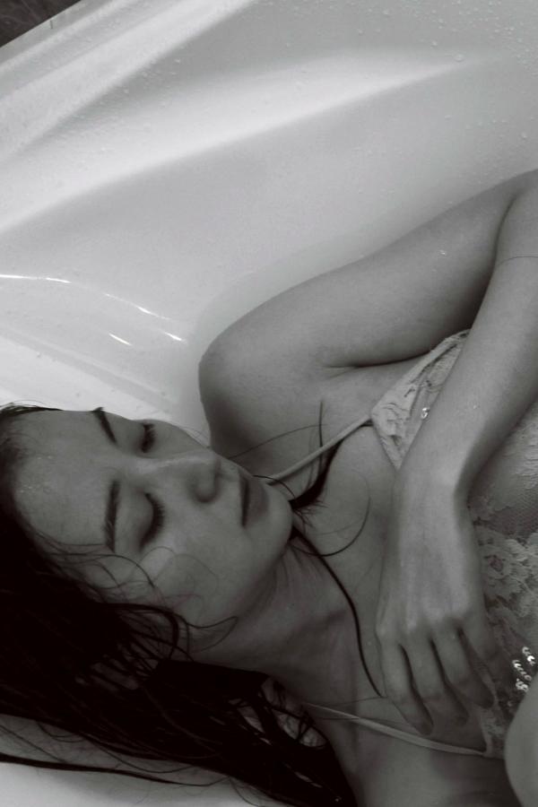 高田里穂 高田里穗 高田里穂《素描》写真：日本女神家居私房性感大片 展现慵懒诱惑美感第48张图片
