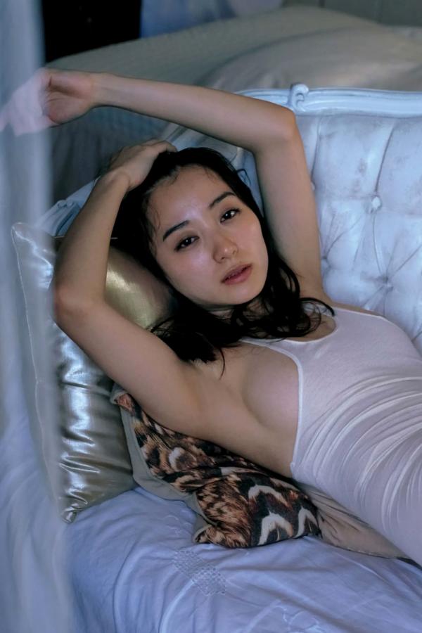 高田里穂 高田里穗 高田里穂《素描》写真：日本女神家居私房性感大片 展现慵懒诱惑美感第87张图片