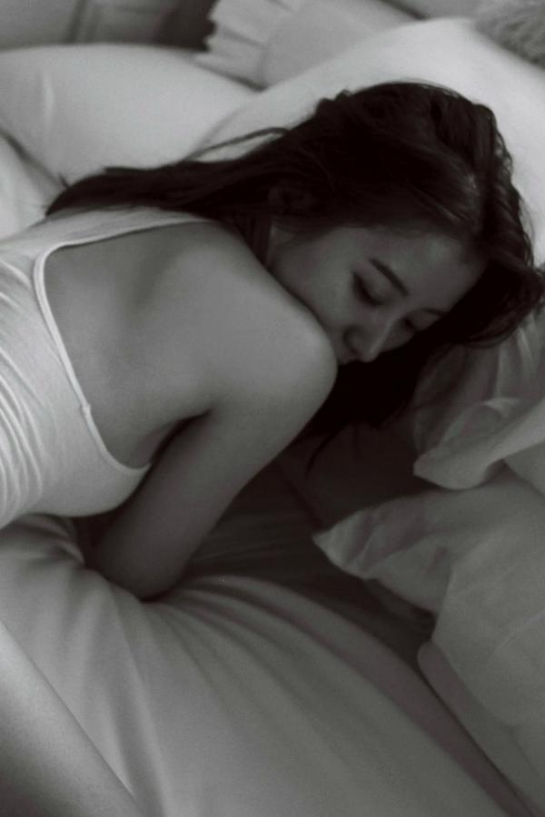 高田里穂 高田里穗 高田里穂《素描》写真：日本女神家居私房性感大片 展现慵懒诱惑美感第94张图片