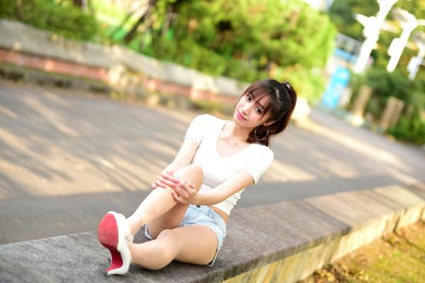 段璟乐 段乐乐  台湾正妹段璟乐自来水博物馆街拍写真：白吊带红裙黑丝御姐范十足第14张图片