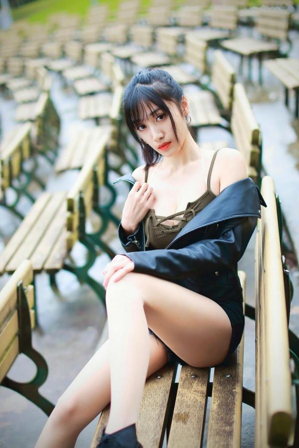 段璟乐 段乐乐  台湾正妹璟乐（段璟乐）大安森林公园时尚写真：都市清新、酷帅高冷女神街拍风格第5张图片