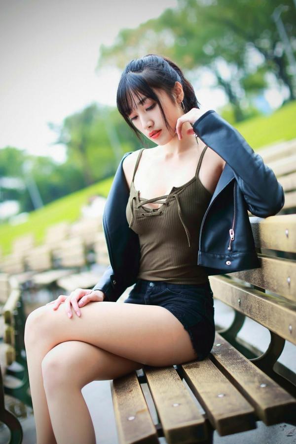 段璟乐 段乐乐  台湾正妹璟乐（段璟乐）大安森林公园时尚写真：都市清新、酷帅高冷女神街拍风格第7张图片