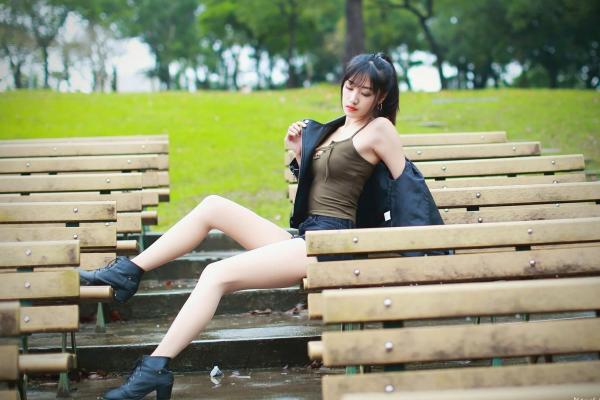 段璟乐 段乐乐  台湾正妹璟乐（段璟乐）大安森林公园时尚写真：都市清新、酷帅高冷女神街拍风格第8张图片