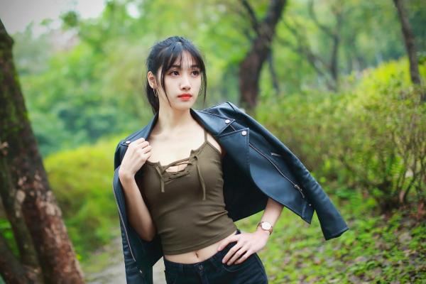 段璟乐 段乐乐  台湾正妹璟乐（段璟乐）大安森林公园时尚写真：都市清新、酷帅高冷女神街拍风格第9张图片