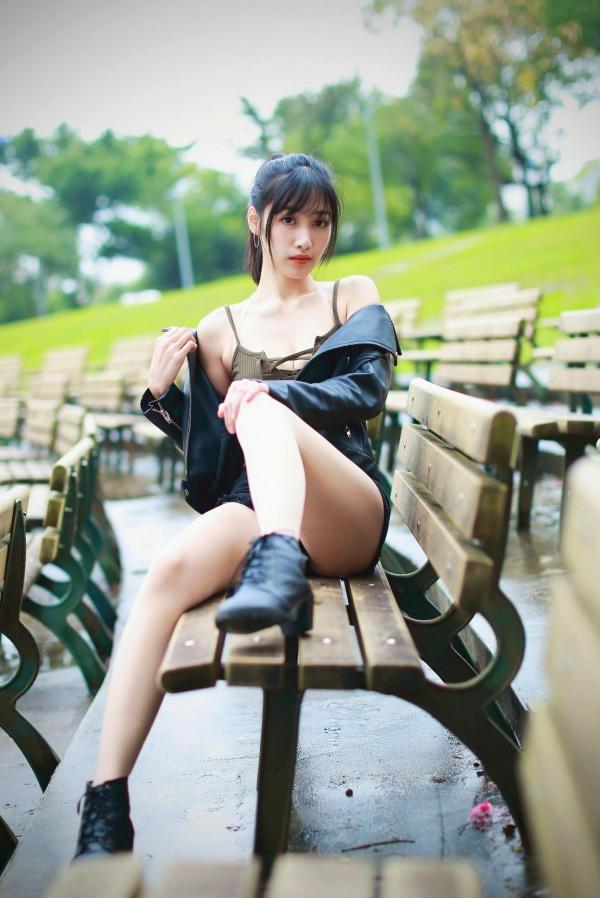 段璟乐 段乐乐  台湾正妹璟乐（段璟乐）大安森林公园时尚写真：都市清新、酷帅高冷女神街拍风格第21张图片