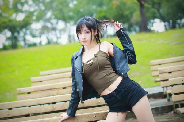 段璟乐 段乐乐  台湾正妹璟乐（段璟乐）大安森林公园时尚写真：都市清新、酷帅高冷女神街拍风格第24张图片