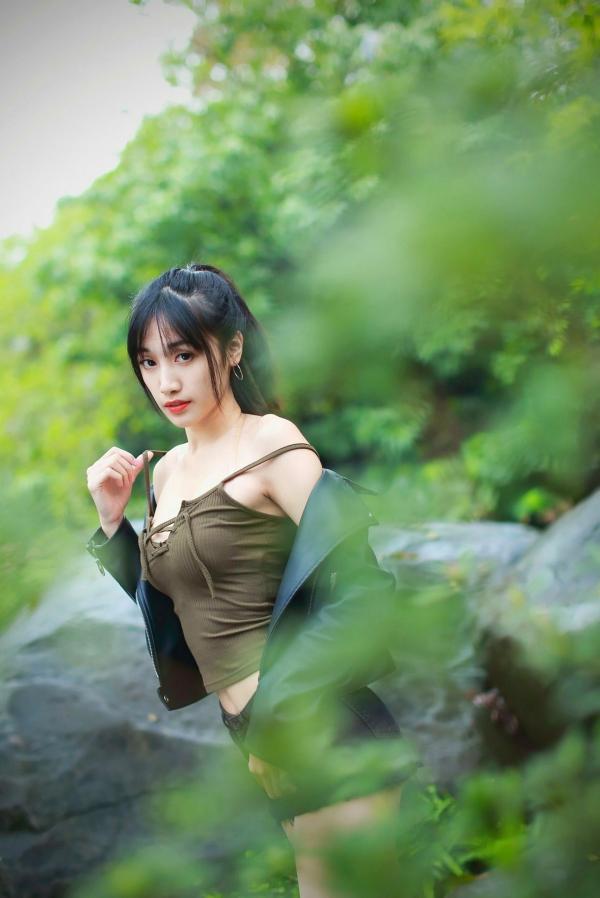 段璟乐 段乐乐  台湾正妹璟乐（段璟乐）大安森林公园时尚写真：都市清新、酷帅高冷女神街拍风格第25张图片