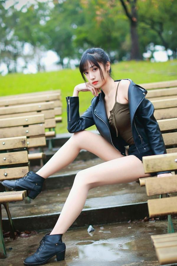 段璟乐 段乐乐  台湾正妹璟乐（段璟乐）大安森林公园时尚写真：都市清新、酷帅高冷女神街拍风格第29张图片