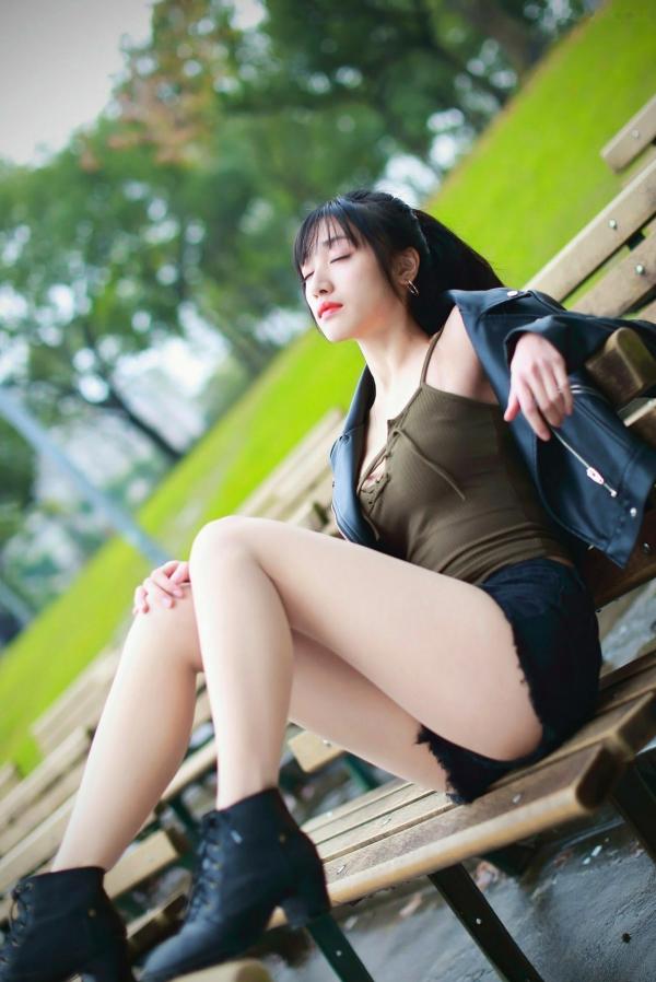 段璟乐 段乐乐  台湾正妹璟乐（段璟乐）大安森林公园时尚写真：都市清新、酷帅高冷女神街拍风格第35张图片