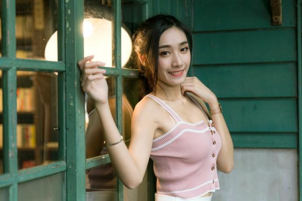 段璟乐 段乐乐  台湾正妹段璟乐：花博公园高清街拍写真，百变女神清纯与性感并存第8张图片